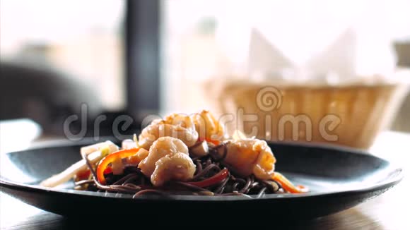 芝麻落在传统的亚洲荞麦上用虾炒面视频的预览图