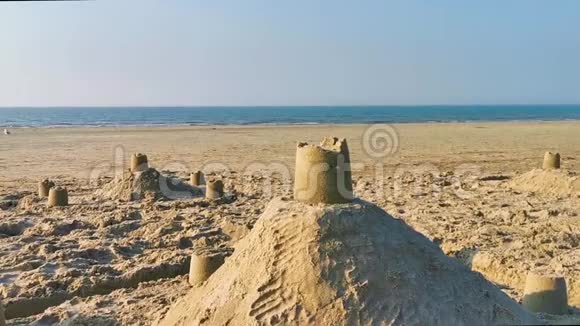 沙滩上的沙堡与海洋背景暑假背景视频视频的预览图
