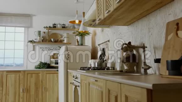 明亮舒适的厨房慢镜头滚进厨房视频的预览图