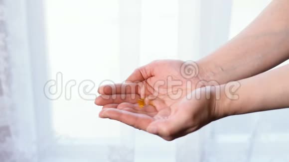 女人手中的药丸视频的预览图
