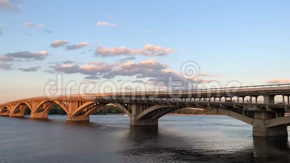 桥过一条宽阔的河基辅的第聂伯河大桥的景色视频的预览图
