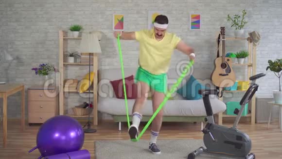 有趣的男人失败者在家锻炼健身用橡皮筋落下视频的预览图