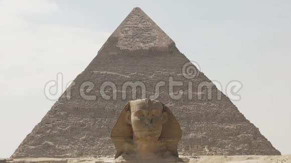 靠近狮身人面像的金字塔在吉萨的背景下哈弗拉视频的预览图