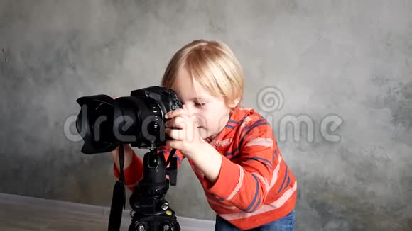 一个男孩玩一个真正的照相机视频的预览图