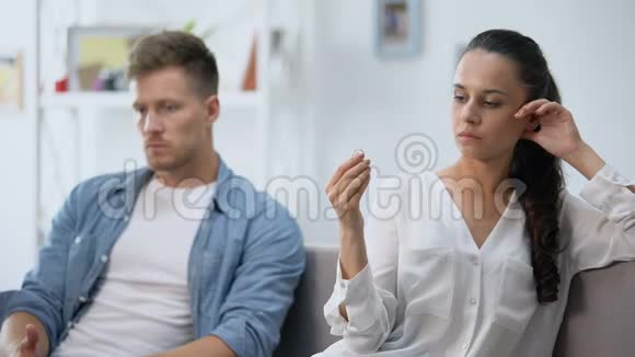 在家吵架的情侣拿着订婚戒指的女人离婚视频的预览图