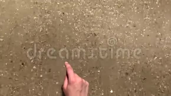 这个女孩在2019年在沙滩上写作海浪被铭文2019冲走视频的预览图