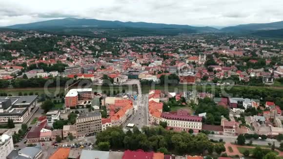 古老的欧洲小镇山脉绵延向前空中城市的人们乌日霍罗德乌克兰横贯喀尔巴阡视频的预览图