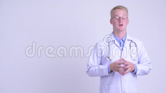 年轻的金发男医生介绍了一些东西视频的预览图