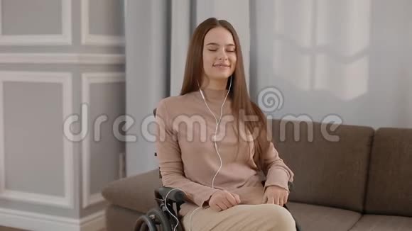 在家听音乐的年轻残疾妇女视频的预览图