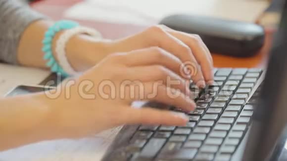 女人在编程女人在电脑上工作女人在键盘上特写视频的预览图