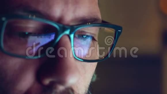 电脑显示眼镜和眼睛的反射视频的预览图