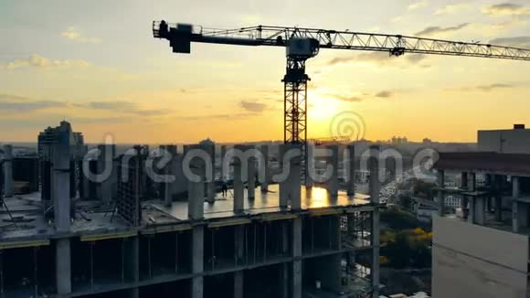 城市建筑工地上的建筑起重机视频的预览图