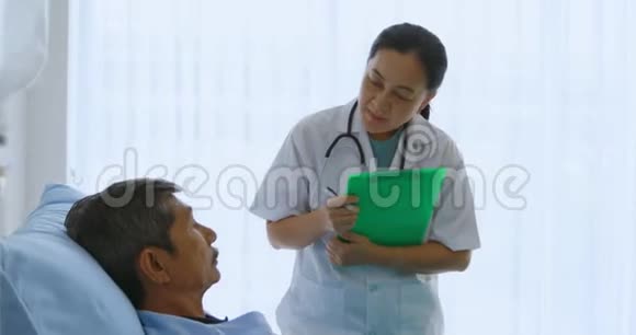 医生问男病人他的病视频的预览图