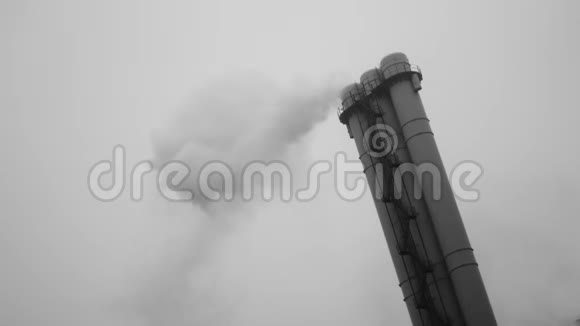 从工厂烟囱里冒出来的烟蒸汽从管子里冒出来视频的预览图