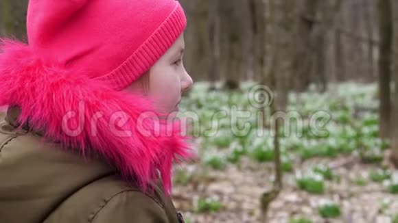 一个少女的肖像戴着一顶明亮的粉红色帽子穿着一件卡其色夹克背景是一件亮粉色的皮毛视频的预览图
