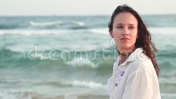 海洋海岸一位年轻美丽女子的浪漫肖像视频的预览图