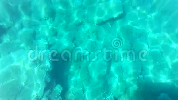 蓝色水面与涟漪和石头视频的预览图