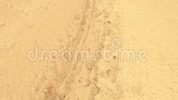 异国之旅黄沙覆盖脚印视频的预览图