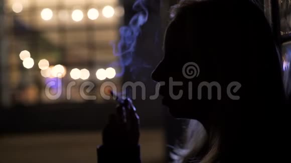 站在街上抽烟的女性剪影忧郁视频的预览图