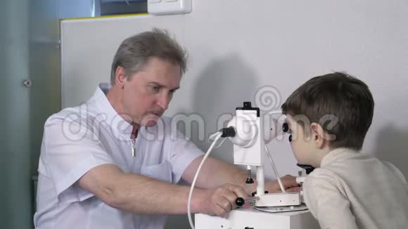 验光师检查小孩视力视频的预览图