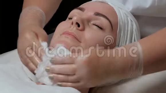 手术的阶段是在美容院进行羧疗特写镜头美容师戴着白色餐巾的手视频的预览图