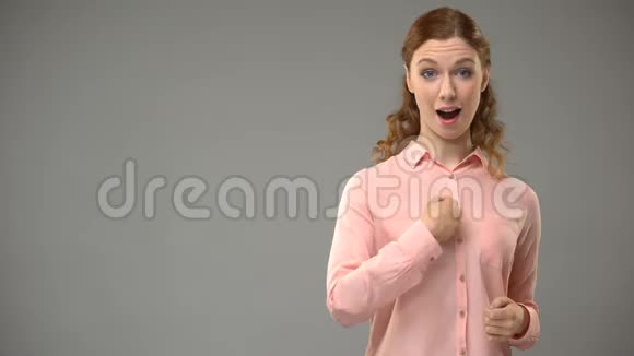 女性问你如何使用手语背景文字交流视频的预览图