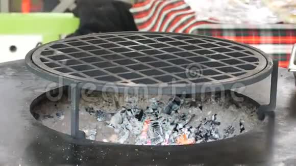 烧烤架和发光的余烬用明亮的火焰清空热炭烤架燃烧的煤篝火美丽的火焰视频的预览图