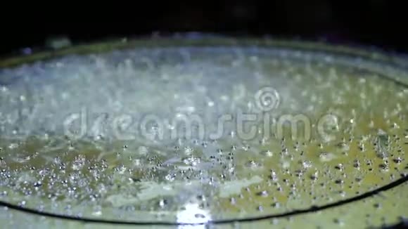 水滴在黑色背景上的鼓上跳跃关闭装有特殊效果水的桶视频的预览图