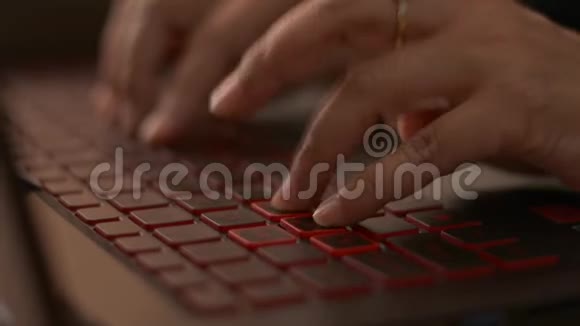 关闭女士手在笔记本电脑键盘上打字视频的预览图