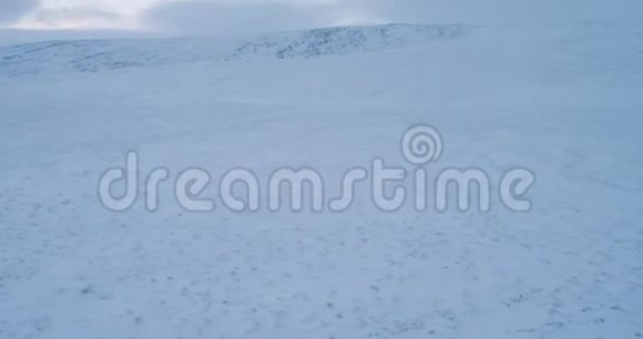 北极的大田野令人惊叹的景观蒙古包营地和步行的人衣服从毛皮在坚硬的冬天视频的预览图