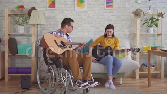 轮椅上的残疾青年吉他手教女孩弹吉他视频的预览图