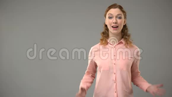 女士用手语说节日快乐背景文字交流视频的预览图