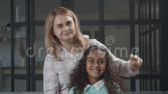 幸福母亲和混血女儿的画像视频的预览图