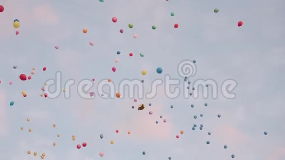 五颜六色的气球在天空中飞翔人们释放气球视频的预览图