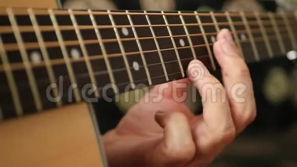音乐家用黄色吉他独奏视频的预览图