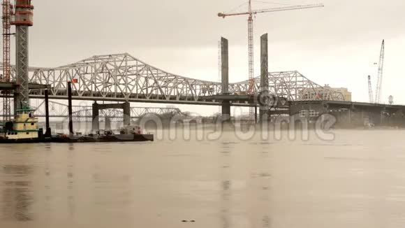 驳船运送建筑材料穿过路易斯维尔附近被洪水淹没的俄亥俄河视频的预览图