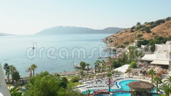 海山地平线景观度假酒店的游泳池海边带蓝色游泳池的豪华酒店视频的预览图