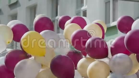 五颜六色的气球在天空中飞翔人们释放气球视频的预览图