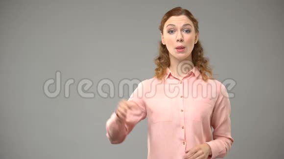 聋哑妇女签名再见asl老师用手语展示单词辅导视频的预览图