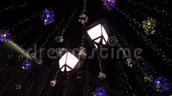 晚上在街上挂着灯泡的灯柱视频的预览图