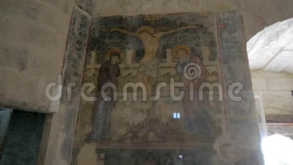 古老的石堡墙上耶稣受难的壁画视频的预览图