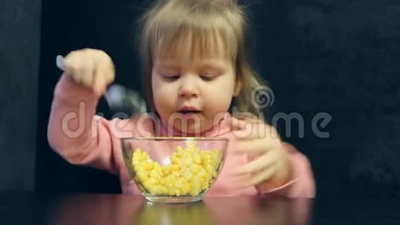 孩子用勺子吃饭视频的预览图