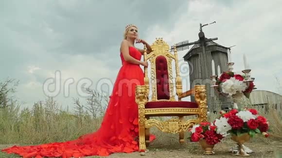 穿着红衣服的女孩坐在金色的宝座上视频的预览图