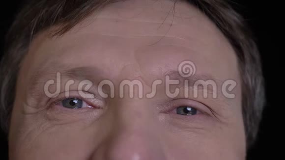 中年白种人男性面部特写镜头灰色眼睛直视镜头面带微笑视频的预览图