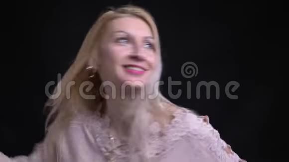 中年白种人女性的特写镜头转过身来她的头发飘微笑着转向镜头视频的预览图