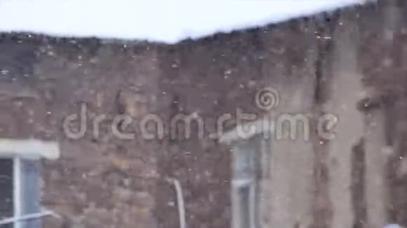 屋顶上的暴风雪视频的预览图