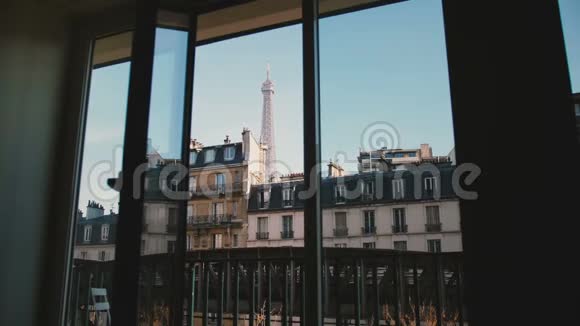 通过开放的公寓窗户旅行和浪漫的概念和平阳光的巴黎标志性埃菲尔铁塔的早晨景色视频的预览图