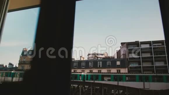 巴黎标志性的埃菲尔铁塔的美丽景色透过开放的夏季晨窗地铁列车通过房屋视频的预览图