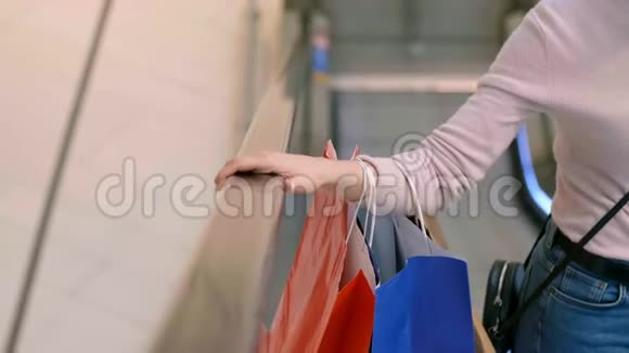 在大型购物活动中带着全套购物袋的女人视频的预览图