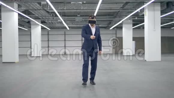 戴着VR眼镜的人正在打开一扇虚拟的门试图走路视频的预览图